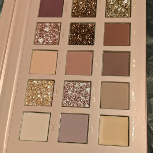 Huda Beauty New Nude eyeshadow palette - Picture 3 of 3